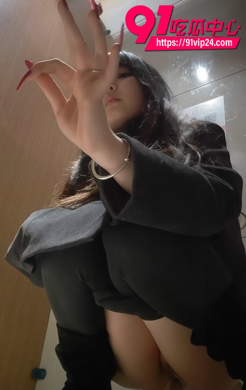 厕拍大神酒吧女厕所偷拍新作在坑位里安装摄像头偷拍美女们不雅尿尿画面1 厕拍大神酒吧女厕所偷拍新作在坑位里安装摄像头偷拍美女们不雅尿尿画面1