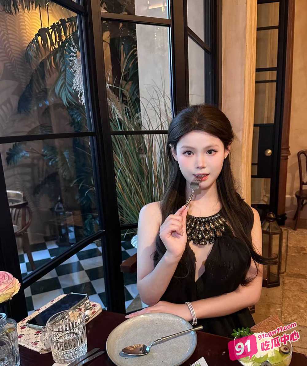 大神商场抄底短裙花臂美女 紧窄勒穴勾人眼球 美腿中间蕾丝黑内诱惑十足！ 配图2