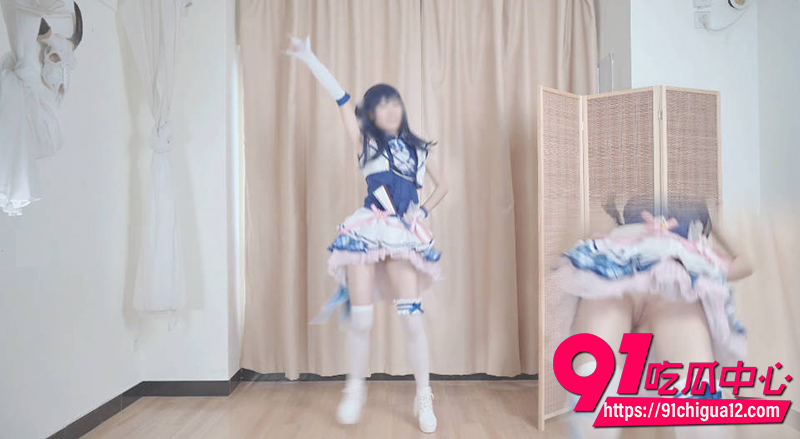 埋导演新作 蓝毛女仆双视角裸舞3P口交打飞机 画面刺激淫靡
