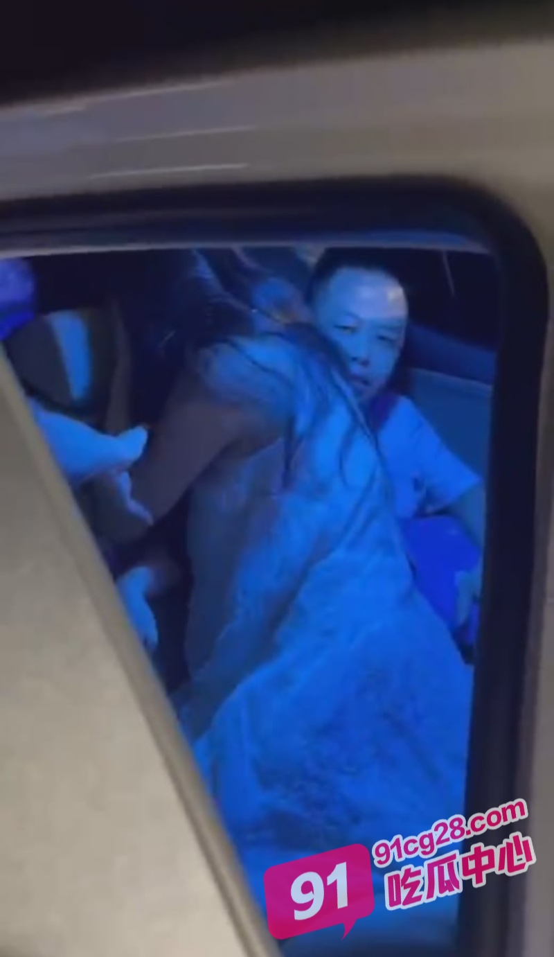 广东清远糖糖烧烤地摊造被抓奸事件 后排全裸车震现场 心虚大喊“我什么都没做” 配图8