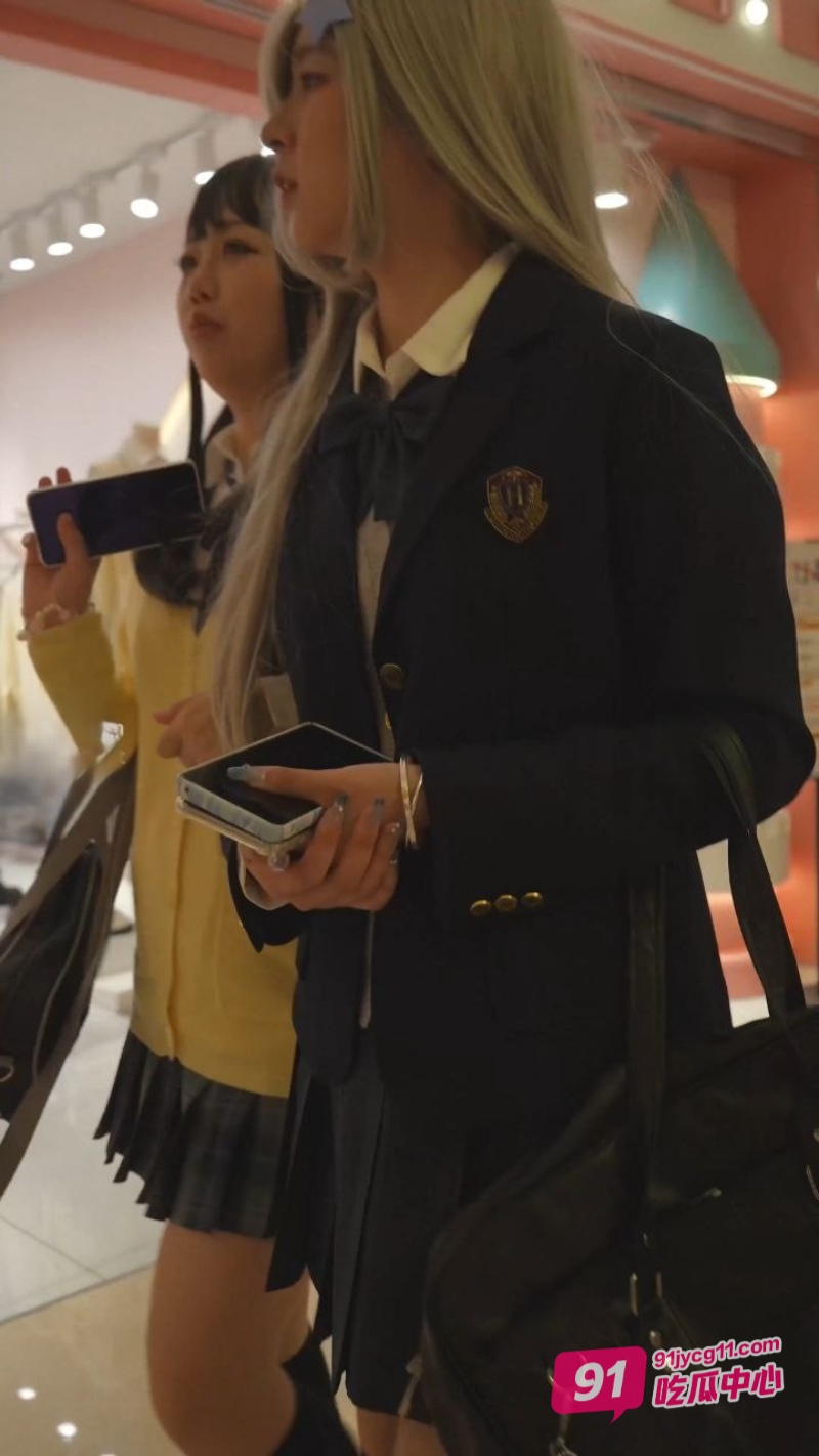 KFC抄底偷拍 各类小仙女裙下风光看个够！ 配图3