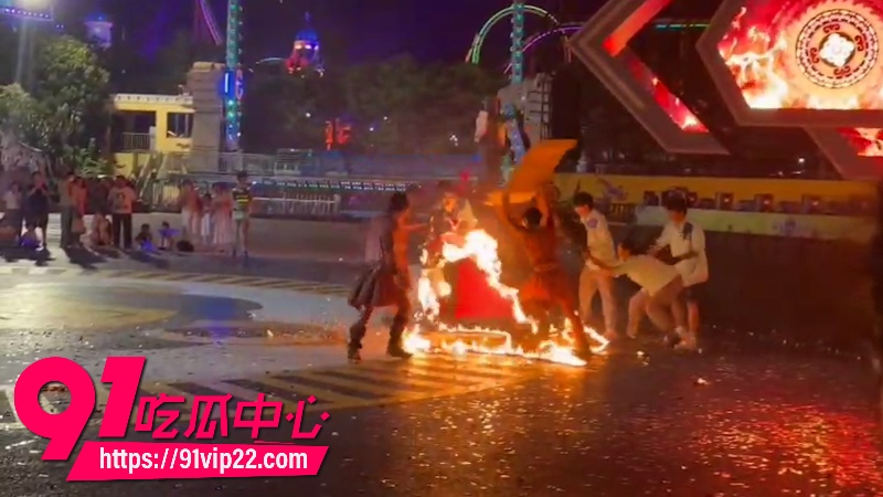 江苏徐州乐园演出突发惨剧女演员表演火裙舞裙摆爆燃瞬间秒变火球6 江苏徐州乐园演出突发惨剧女演员表演火裙舞裙摆爆燃瞬间秒变火球6