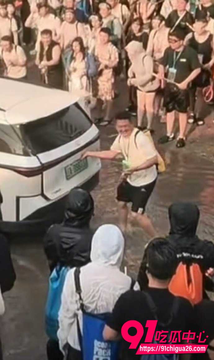 云南西双版纳泼水节2