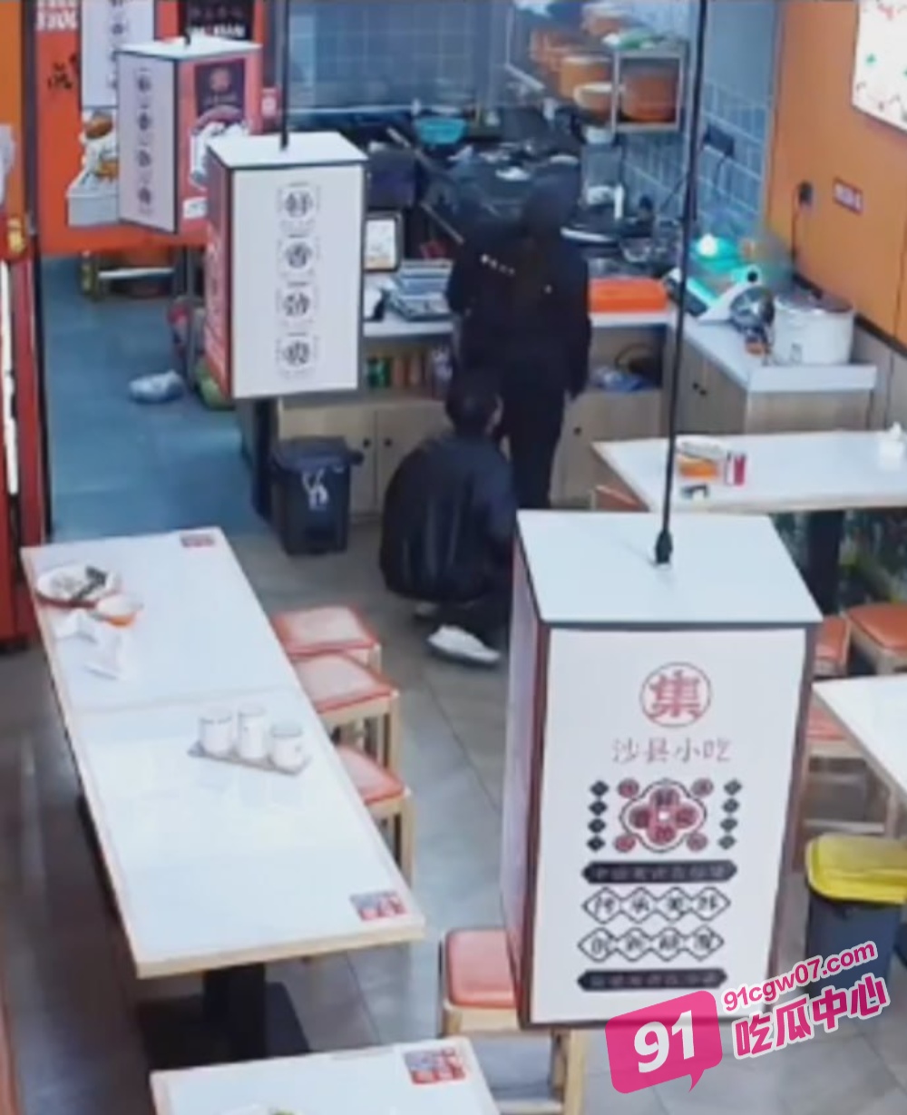 奇葩男喜欢闻屁？男子在沙县小吃餐馆内吃饭 没想到竟然偷闻服务员的屁股！ 配图2
