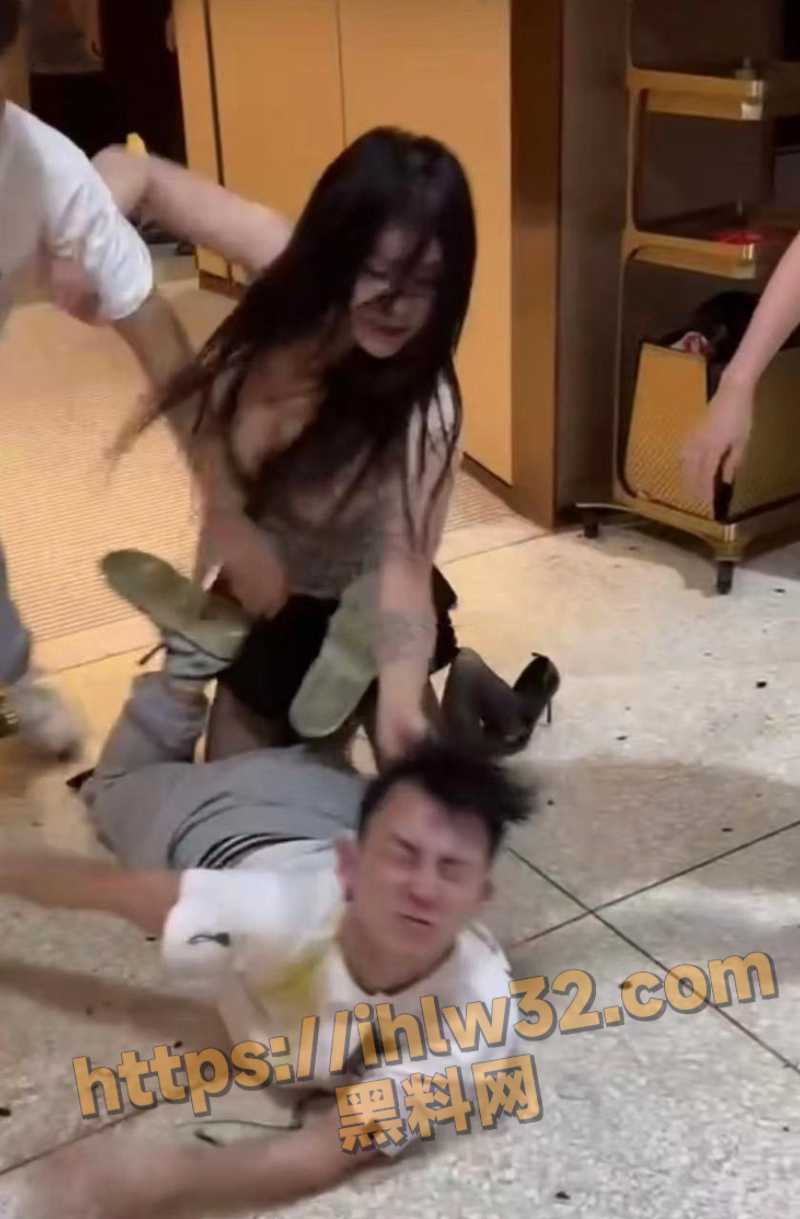 长沙海底捞G杯巨乳伪娘暴打装逼港独男 虽已是女儿身但还是中华好男儿！古有梁山孙二娘 今有老娘揍港独