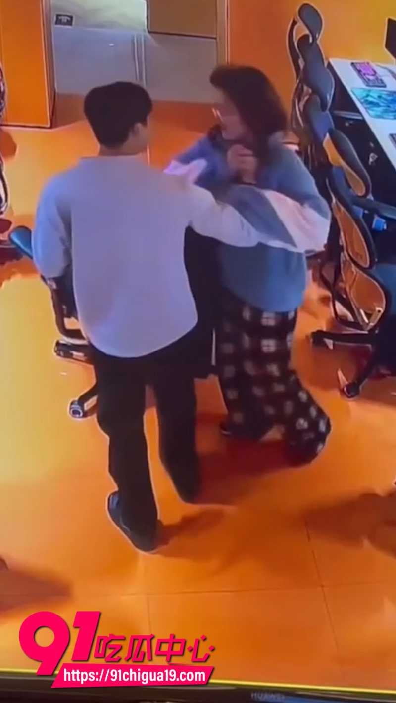湖南岳阳一男子在网吧包间打游戏时被女子性骚扰13 湖南岳阳一男子在网吧包间打游戏时被女子性骚扰13