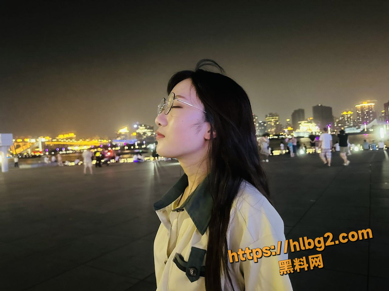 反差眼镜学生妹 男友还在打王者就迫不及待的口交 这是有多想被操 论骚还是要向眼镜婊看齐!