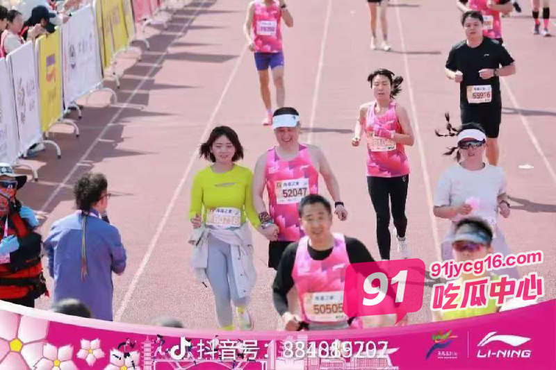 无锡马拉松野鸳鸯上镜被抓!估计是哪里高管!各平台被疯狂压热度!