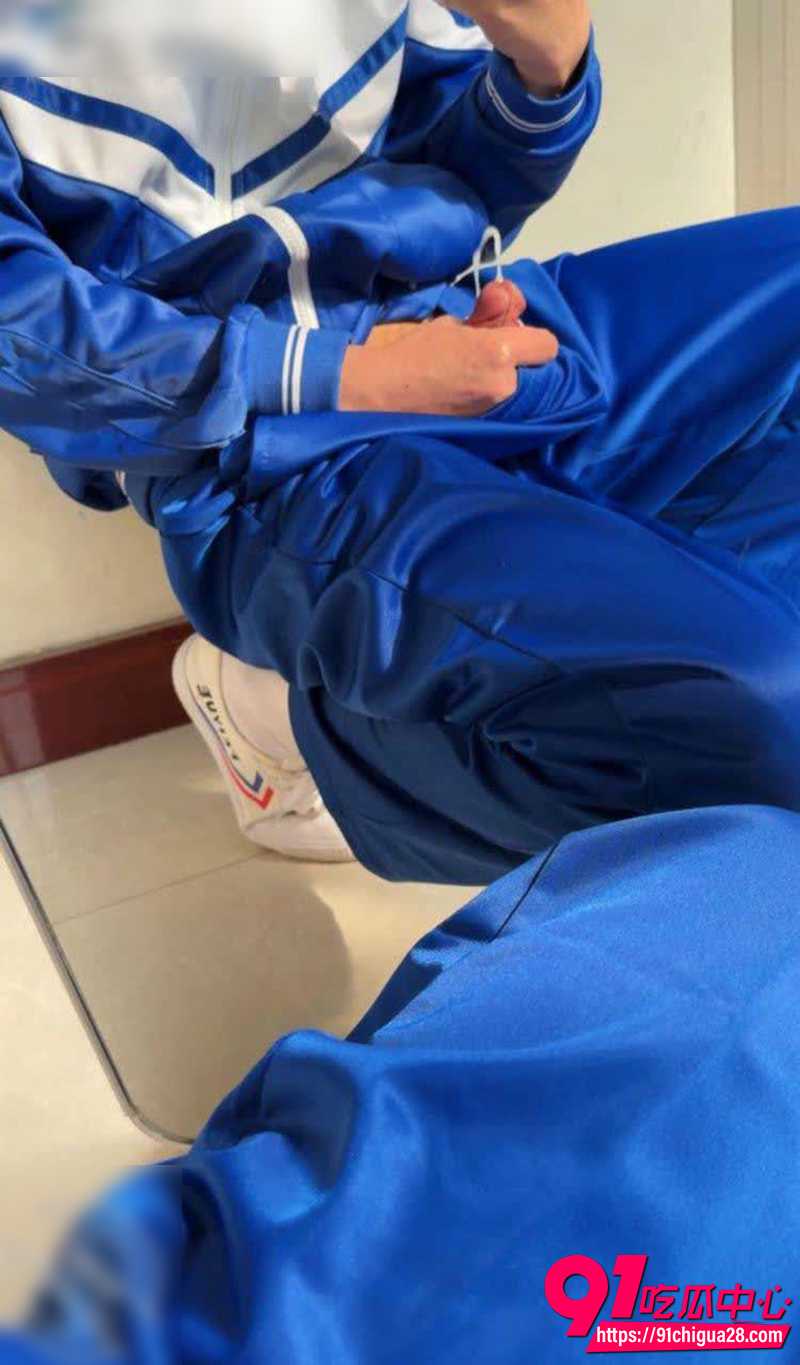 海角大神用性爱回馈母爱 半夜钻进熟母被窝 隔着湿透内裤强行顶入下体!