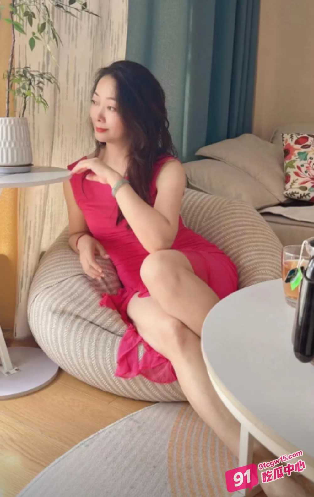 干瘦小伙嫖娼丰满熟女阿姨 无情压价150 要口交居然还要肛交?
