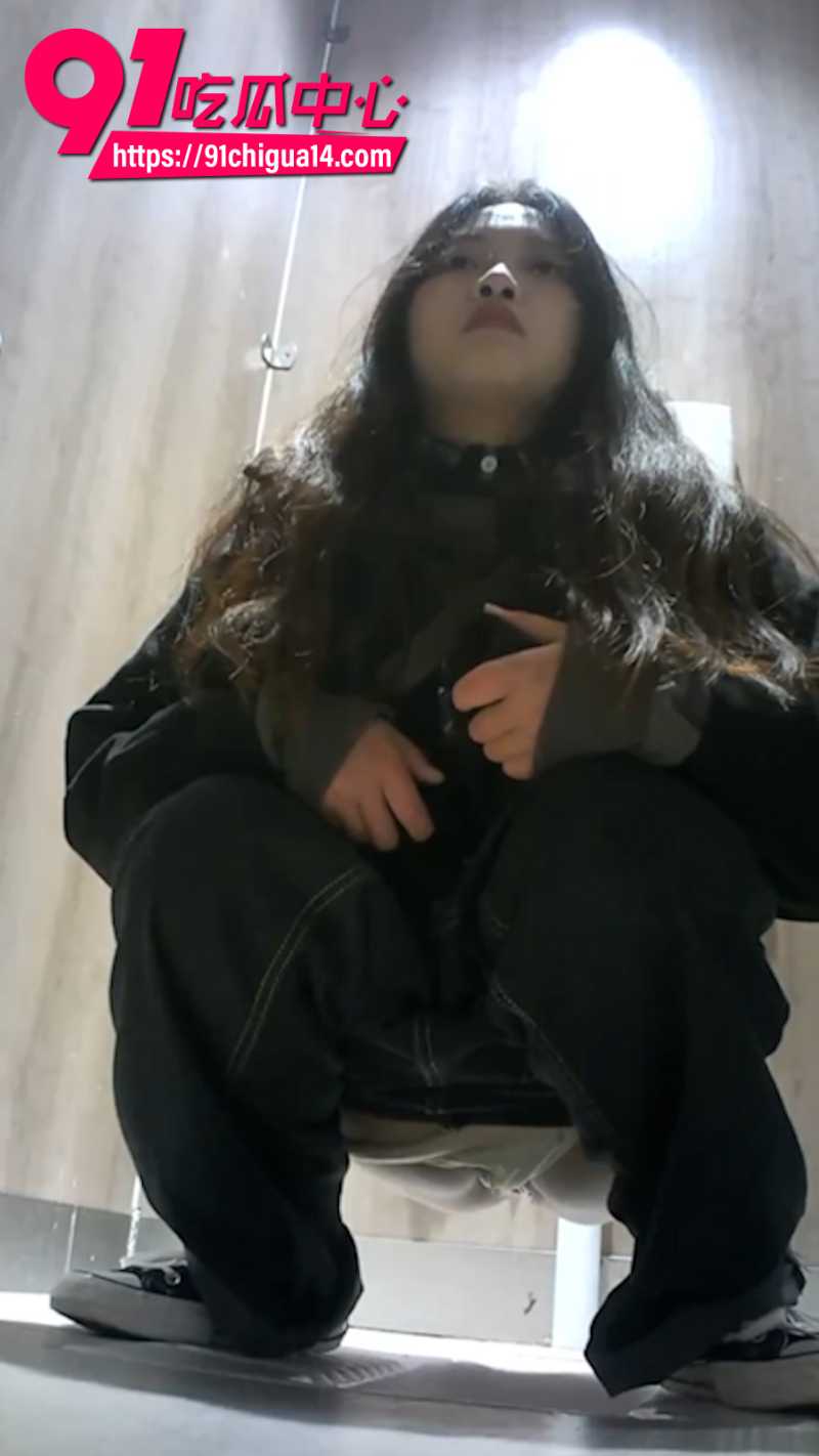 厕拍大神在商场女厕所安装针孔摄像头13