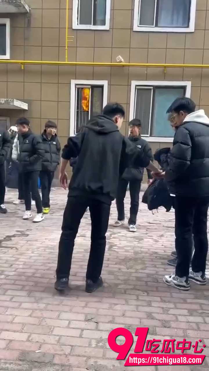 山东精神小伙单挑变群殴 一小伙被狠踢倒地遭疯狂爆头 围殴围观学生沸腾