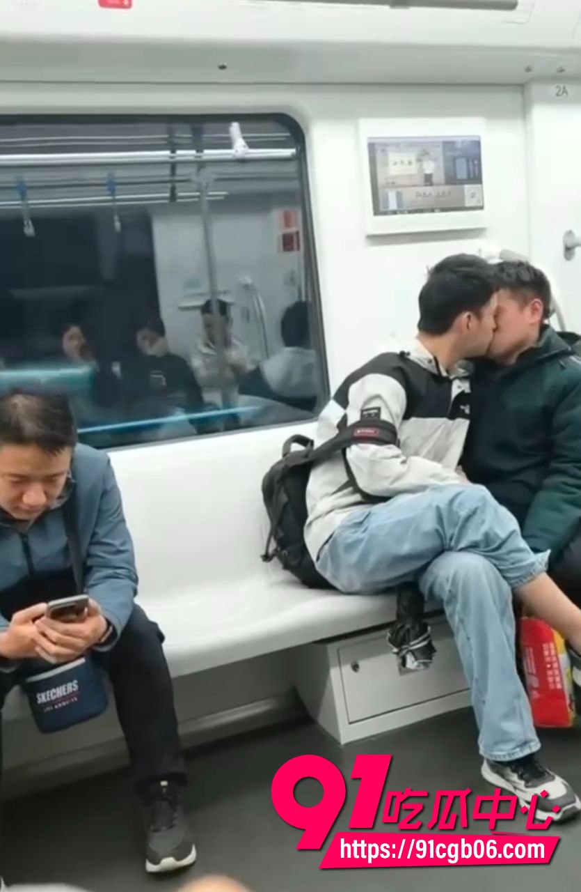 真是恶心,坐地铁碰到一对gay7 真是恶心,坐地铁碰到一对gay7