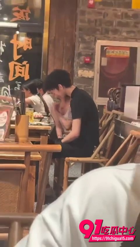 眼镜妹餐厅摸男生鸡巴视频7 眼镜妹餐厅摸男生鸡巴视频7