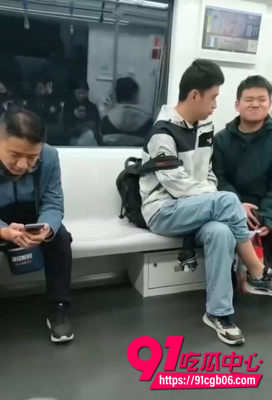 真是恶心,坐地铁碰到一对gay3 真是恶心,坐地铁碰到一对gay3
