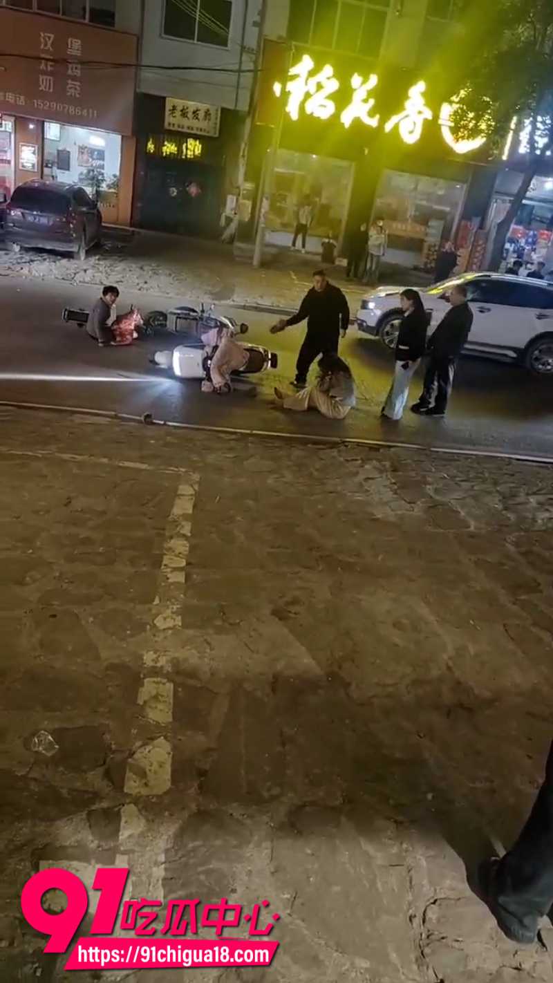 河南平顶山郏县恶性打人事件15岁女孩被成年男子当街暴打6 河南平顶山郏县恶性打人事件15岁女孩被成年男子当街暴打6