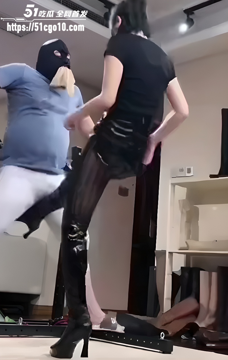 极品女王身穿黑丝调教 4