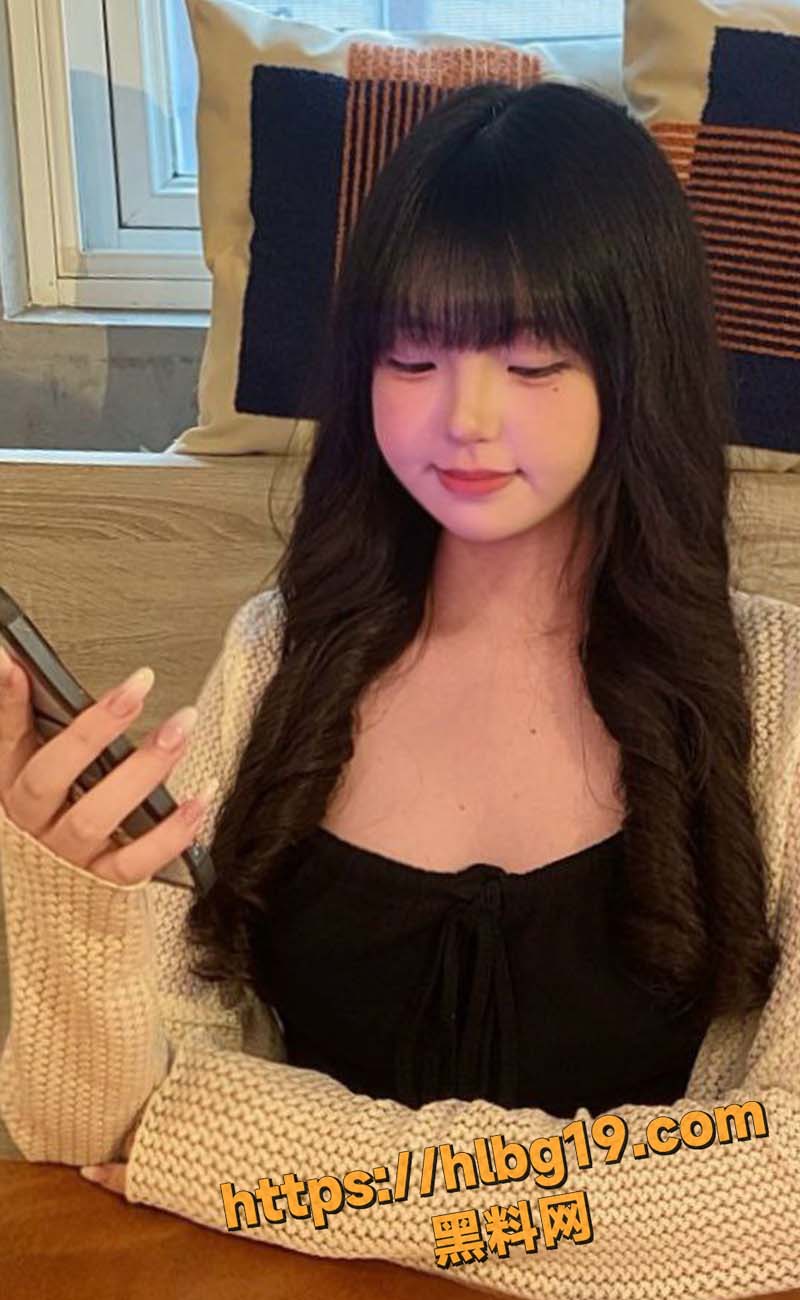 高颜值气质学姐 人前女神人后母狗 一对奶子占据整个屏幕 双手揉搓性感至极！