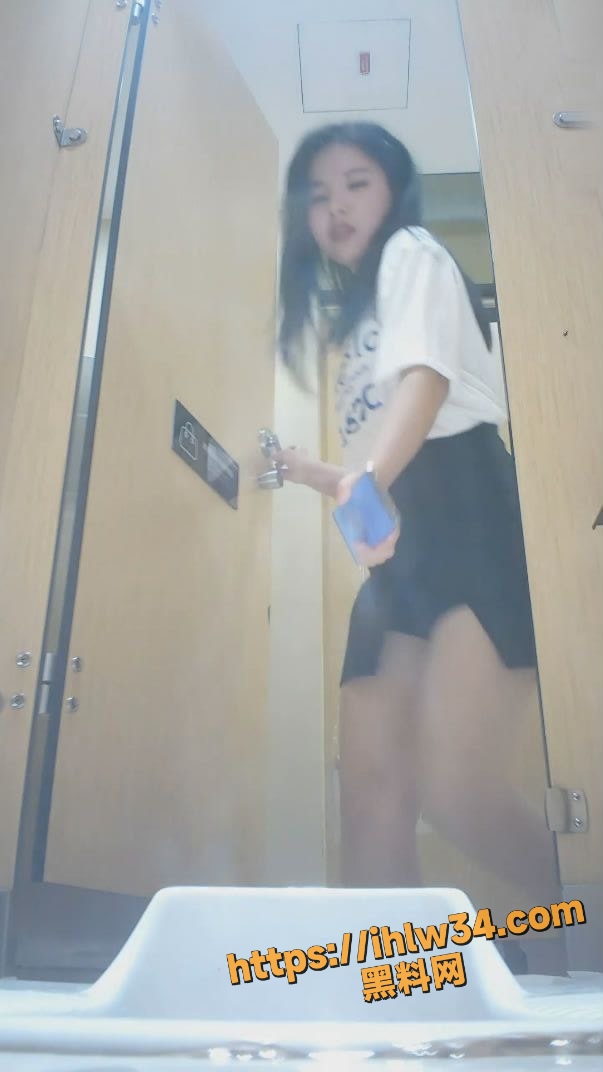 最新魔手 酒吧女厕精品偷拍 各各都是顶级颜值的小姐姐 完美露穴献菊花