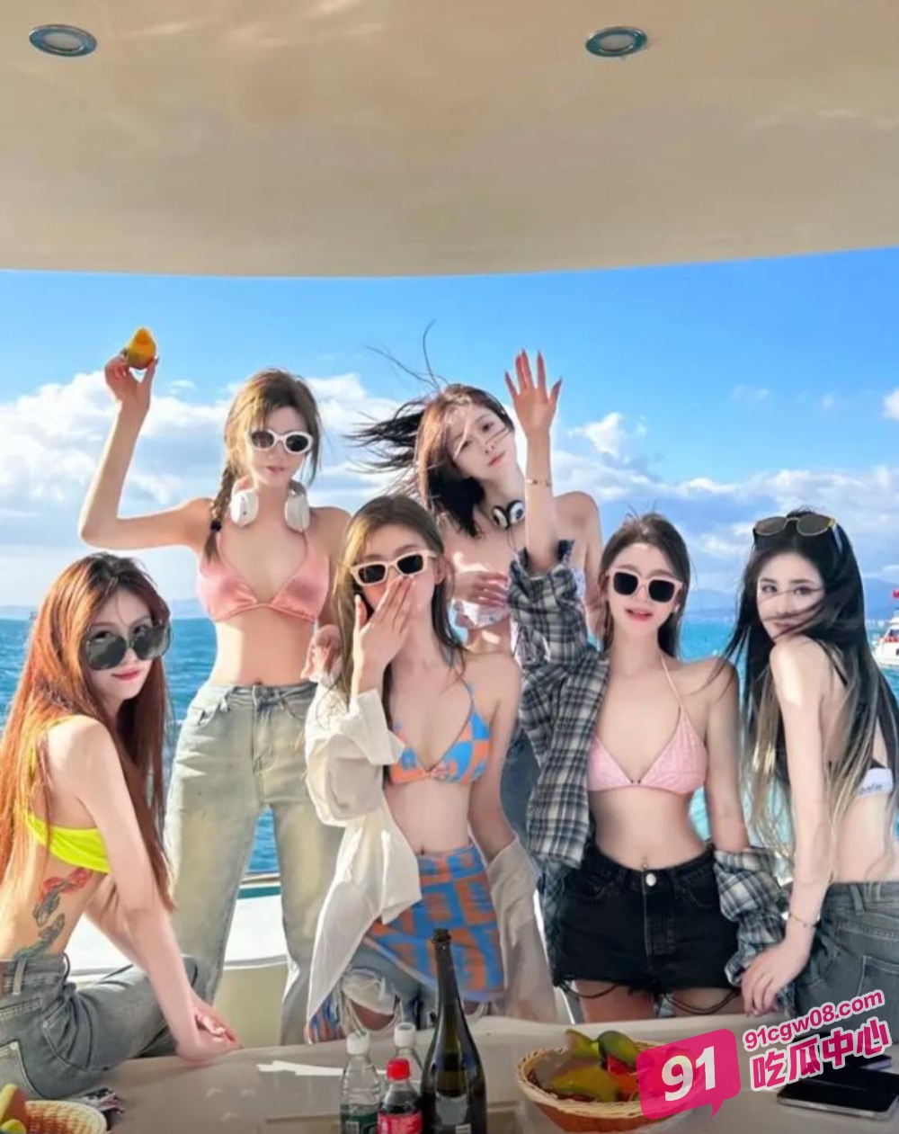 三亚富二代游艇出海淫趴视频流出 多名女神被圈养成性奴母狗 同时跪舔服侍 配图6