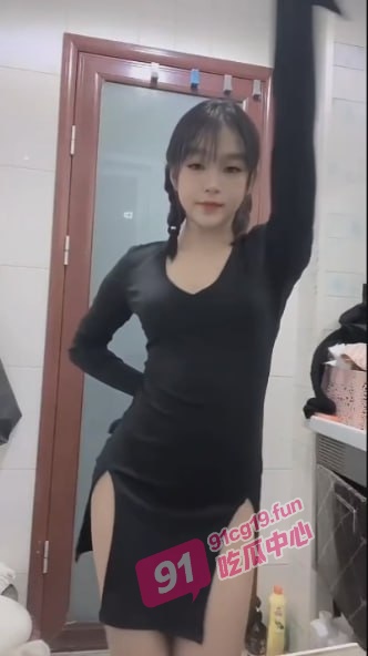 反差大学生梁心如～网上售卖自己的裸舞视频被校友认出 这奶子虽然不大 但是真的好看