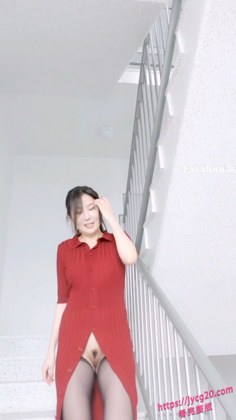 不穿内裤出门拍写真？多位极品女神公园野战场面劲爆！ 配图