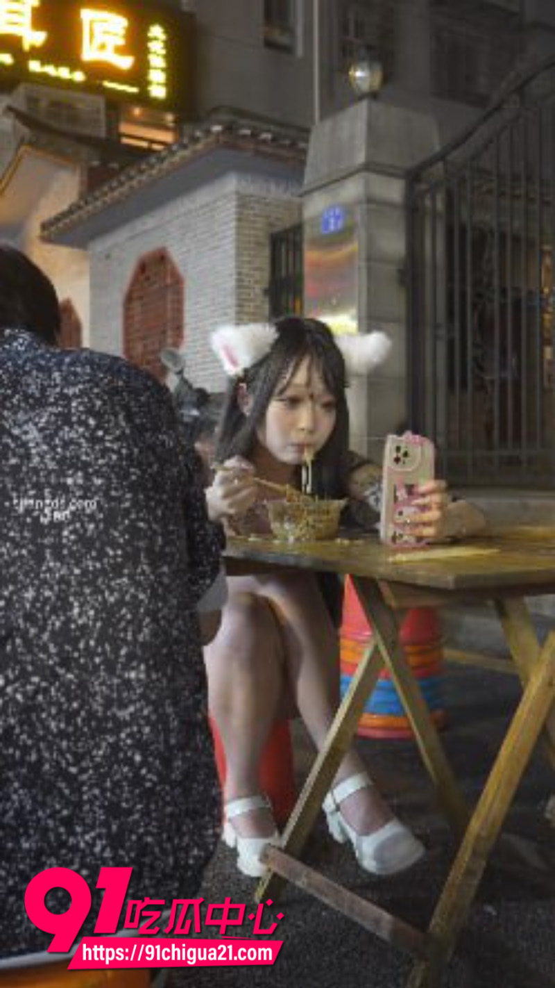 抄底大神街头尾随兽耳装少女偷拍妹子裙底6