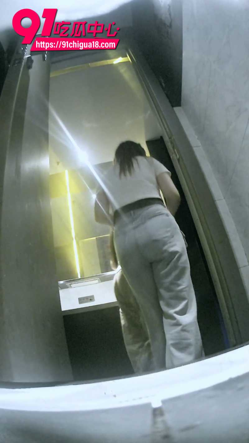 厕拍大神在酒吧女厕所安装针孔摄像头偷拍4