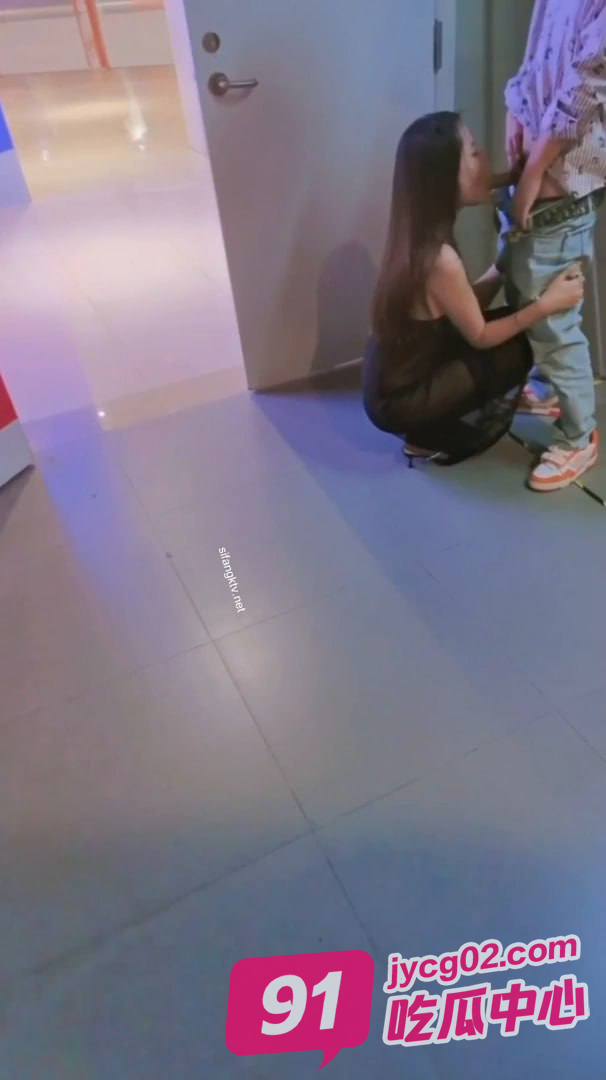 小情侣商场全裸露出 性欲上来全然不顾路人眼光大胆做爱 配图4