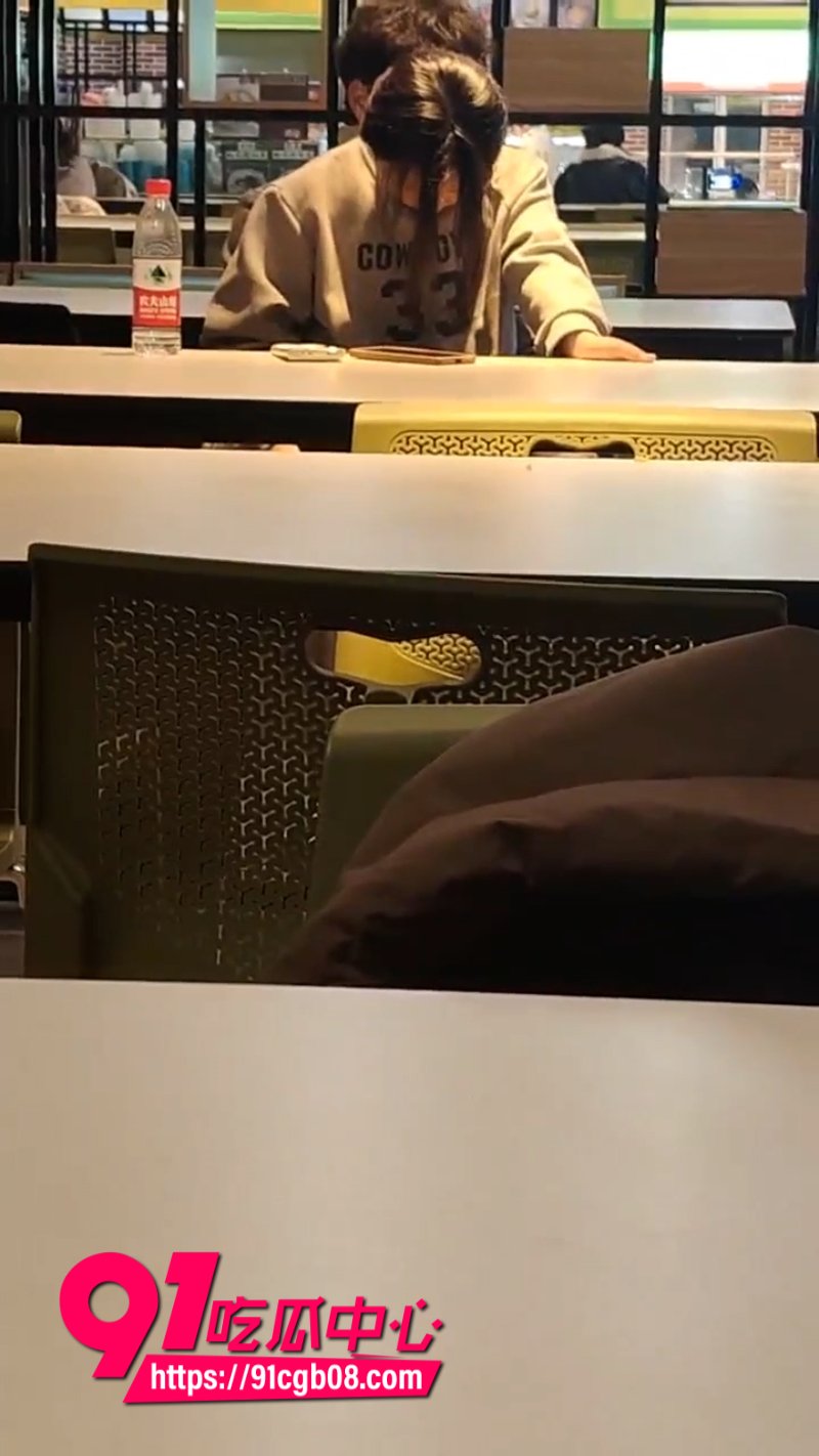 北京某高中情侣在食堂极限做爱网页素材1