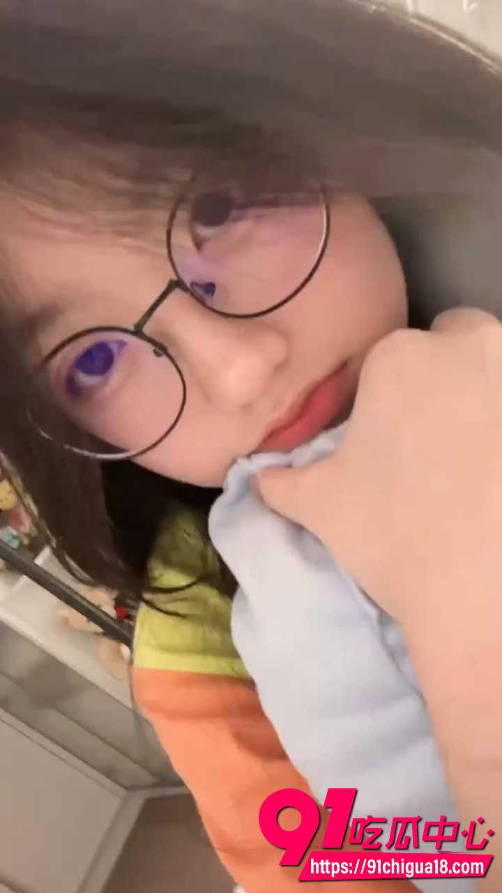 推特清纯萌妹乌萌萌大尺度紫薇特写2