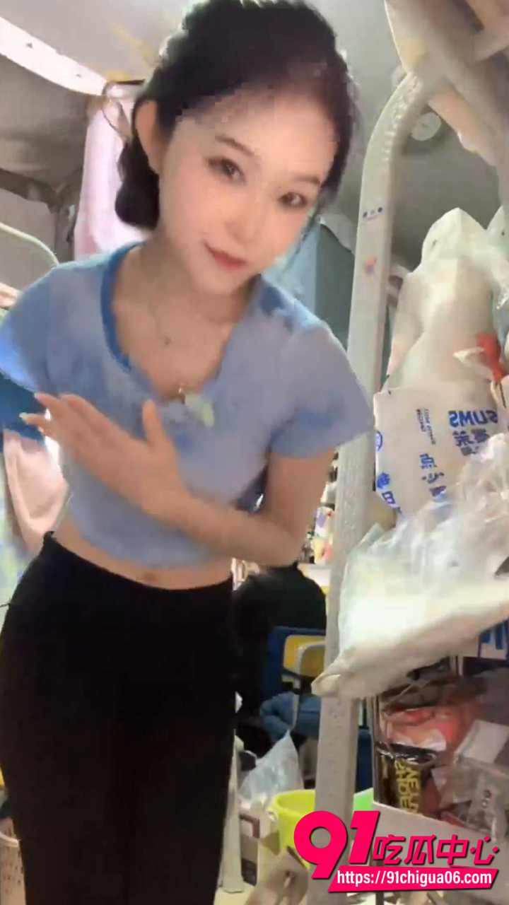 偷拍室友换衣服走光2 偷拍室友换衣服走光2