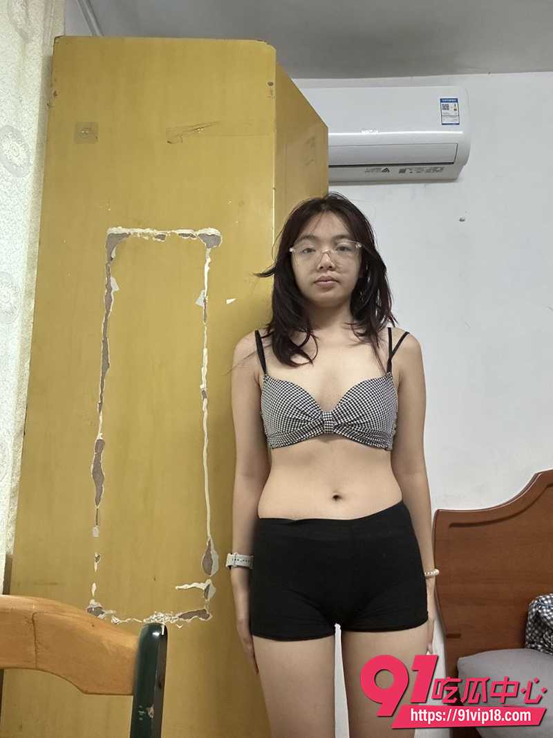广西02年眼镜妹梁桦 1