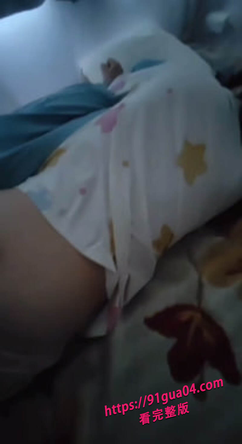 母子乱伦！继子趁小妈熟睡偷袭 没想到小妈把我认错