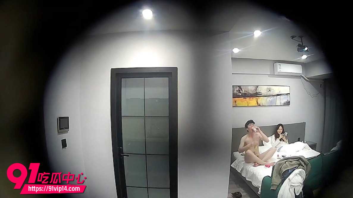 乐橙酒店针孔摄像头偷拍高颜值长腿妹子被体育生连续猛干几炮真的太骚了！