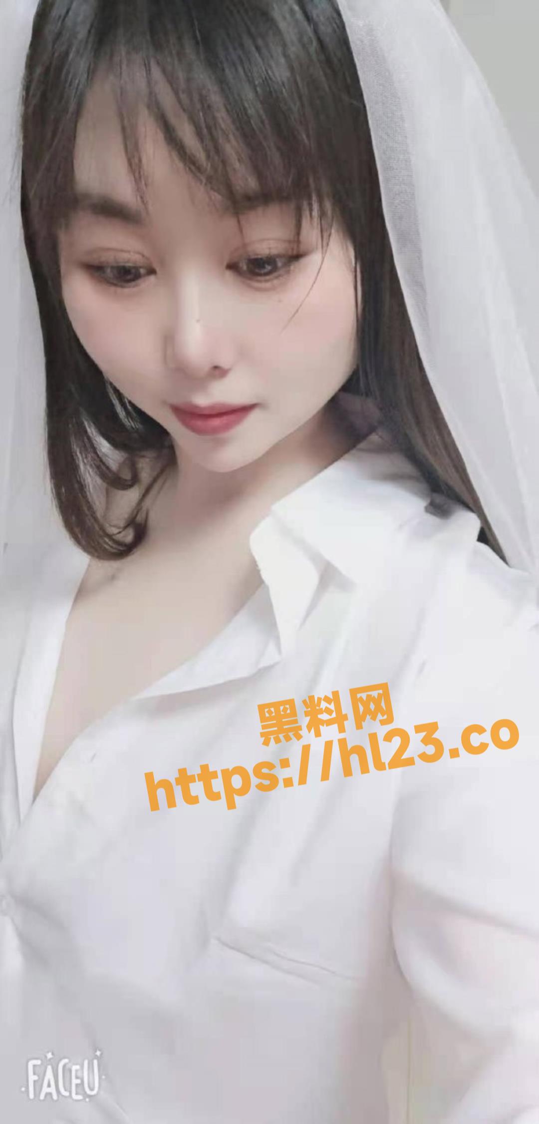 天津某移动营业厅工作的淫妻，绿帽癖老公找个高富帅单男一块3P骚妻露脸啪啪