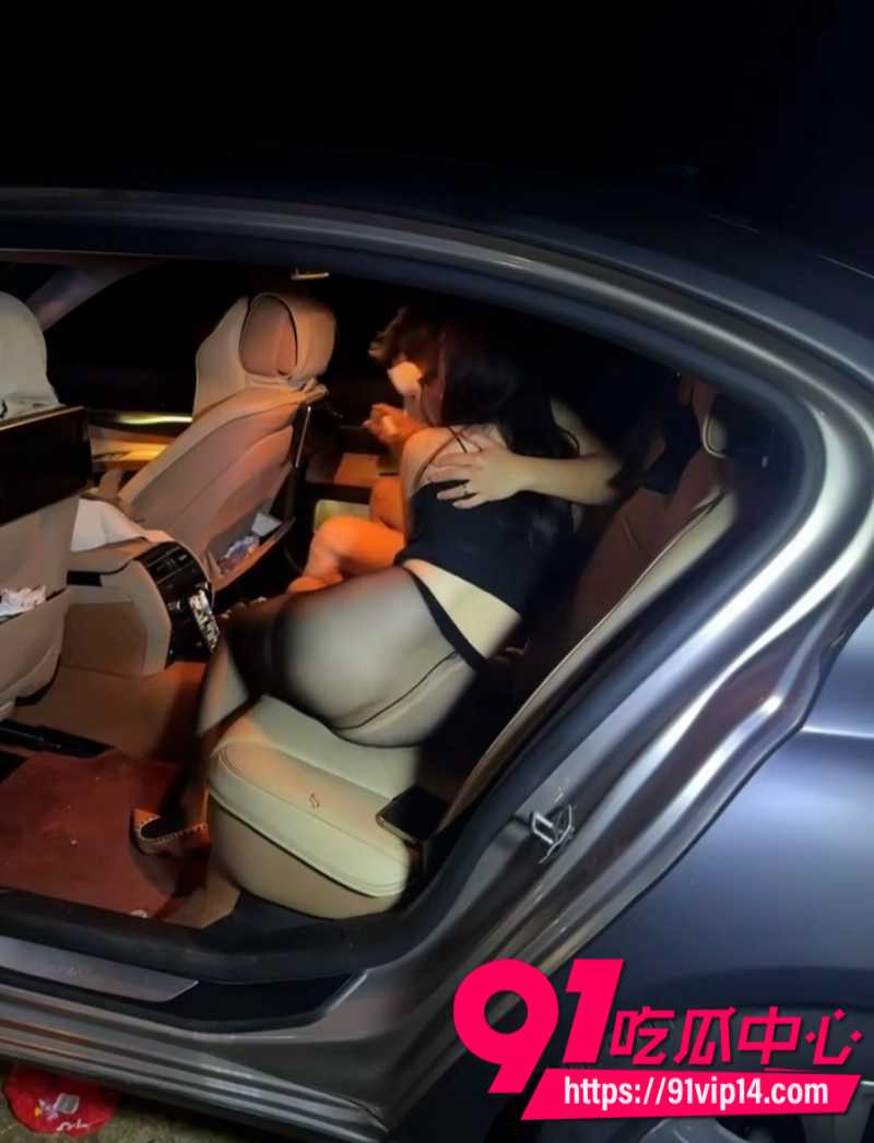 极品女网黄miqilaoshi直播户外野战车震 两人在夜晚的深山中全身赤裸激战