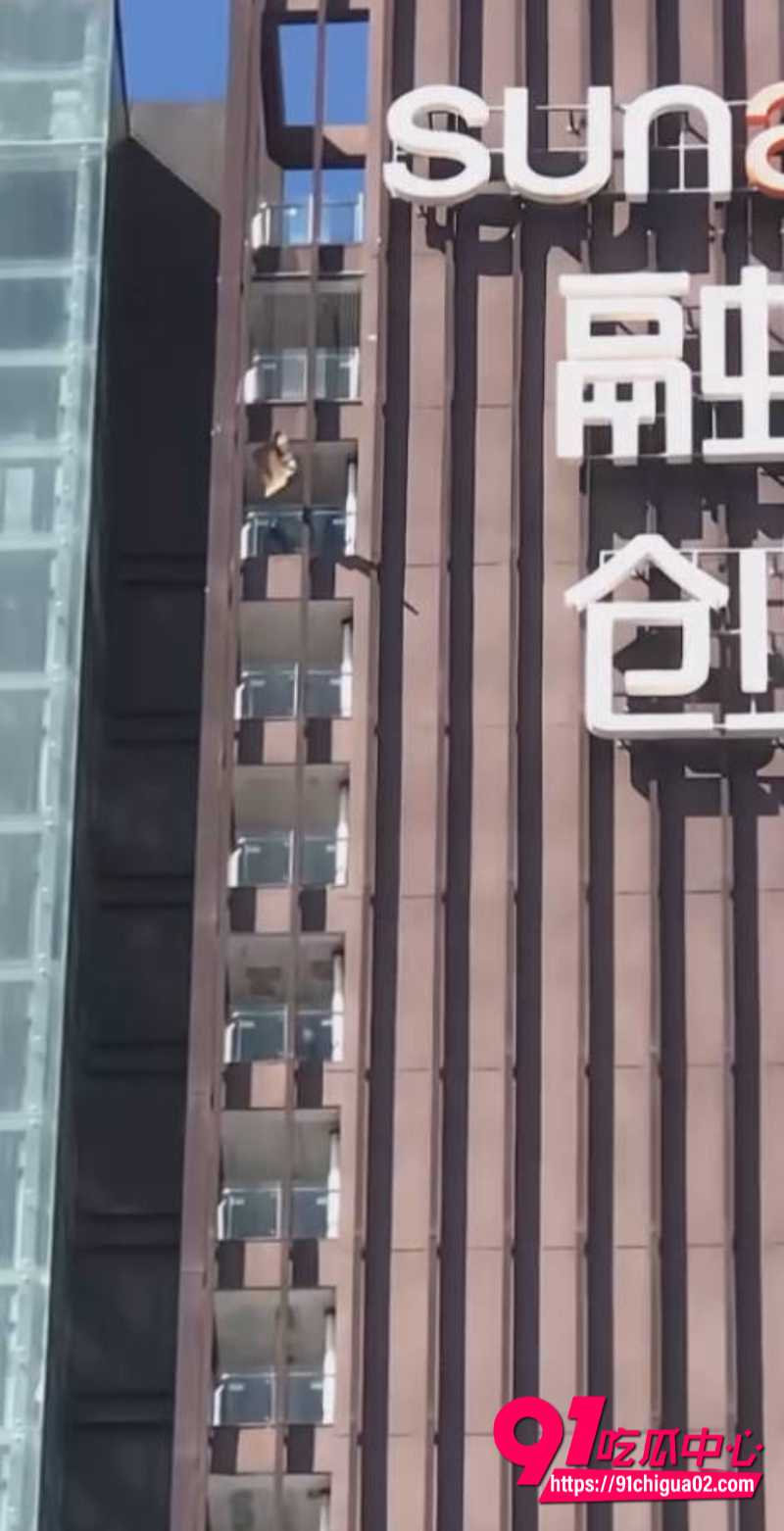 海口融创精彩天地女子跳楼3