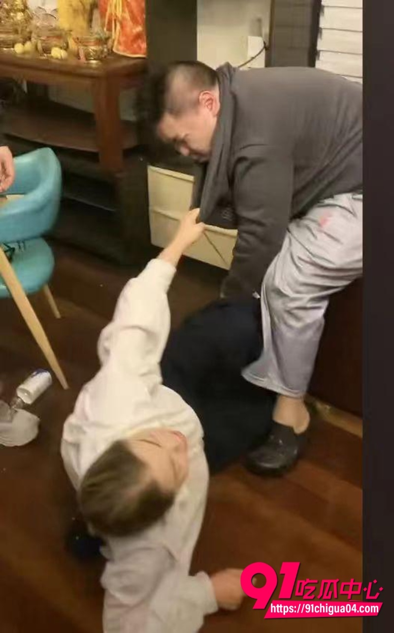 李老八 旗下直播员 卷毛 管奚,让直播员的母亲参与直播1 李老八 旗下直播员 卷毛 管奚,让直播员的母亲参与直播1