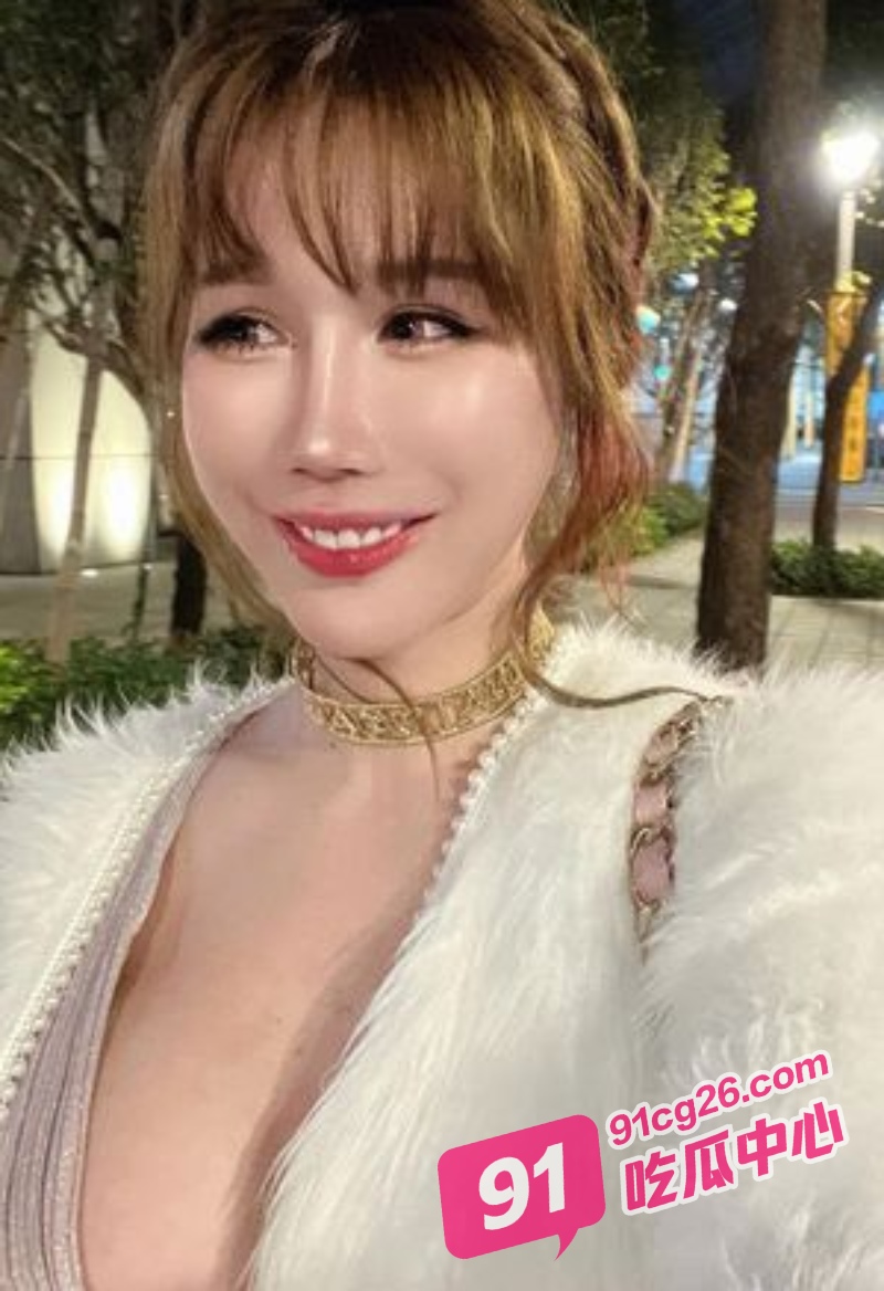 拜见女王大人！芭比女神辛尤里调教男奴实录 皮鞭小皮衣被暴力虐操！
