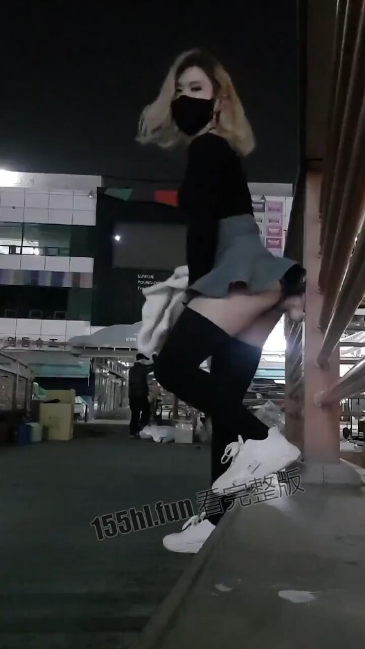 太刺激了 深夜街头露出自慰 把扫马路的大爷都看呆了