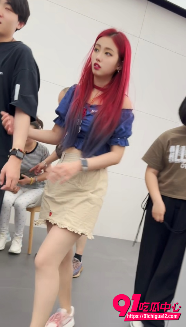 情人节红发极品美女逛街 开档丝袜镂空内裤隐约看到毛