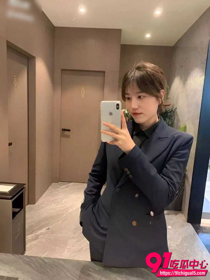 南通93年楼盘女销售 发露逼照勾引客户 开房视频也被曝光！