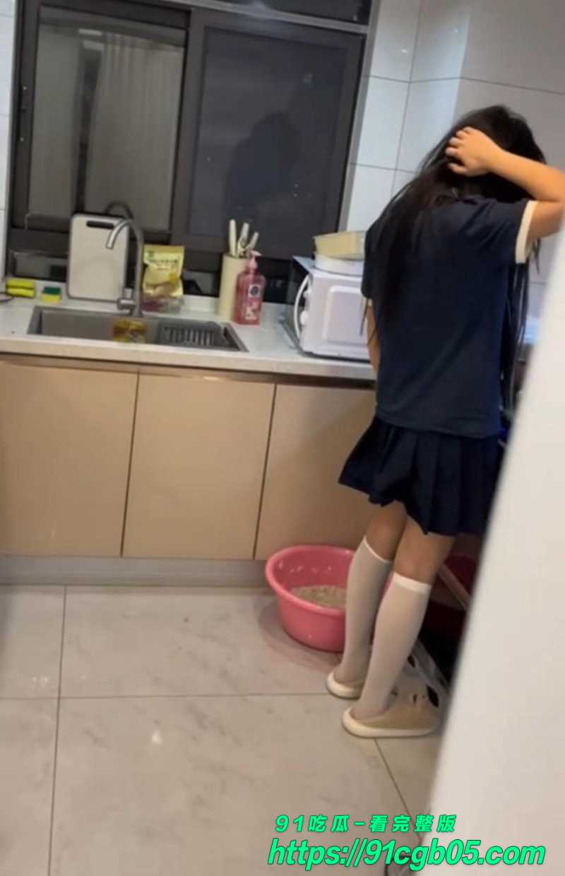 海角原创大神 奶气草莓 新作来袭 强上半夜在厨房找饭吃的女儿 白虎穴操起来真爽