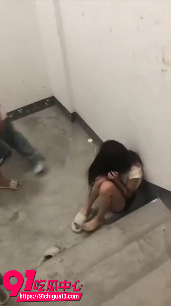 女猪仔偷情现场被抓现行当场暴打1 女猪仔偷情现场被抓现行当场暴打1