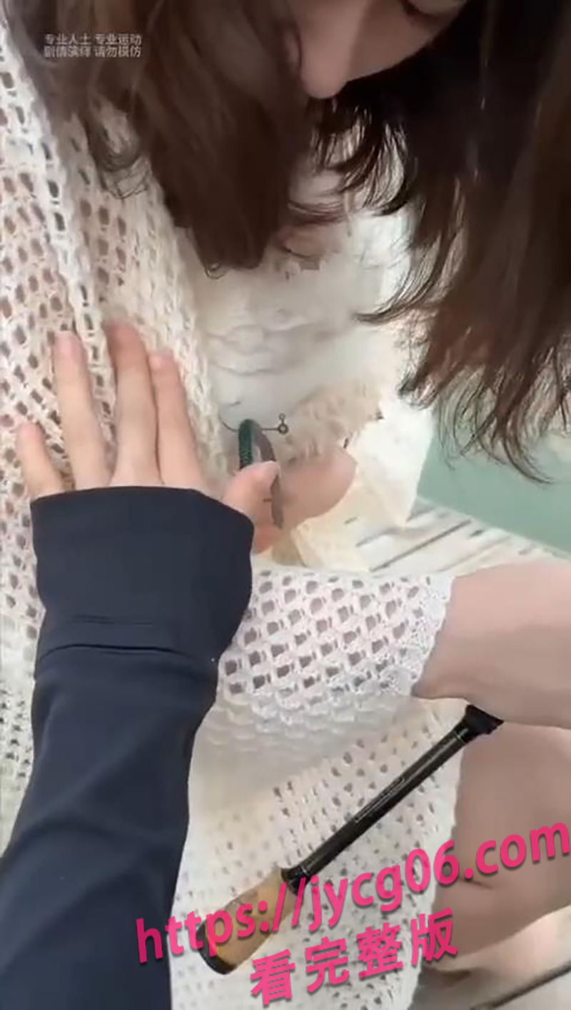 美女钓鱼遭鱼钩“袭胸”！！疼的惨叫连连！小伙解钩时还偷摸揩油～ 配图
