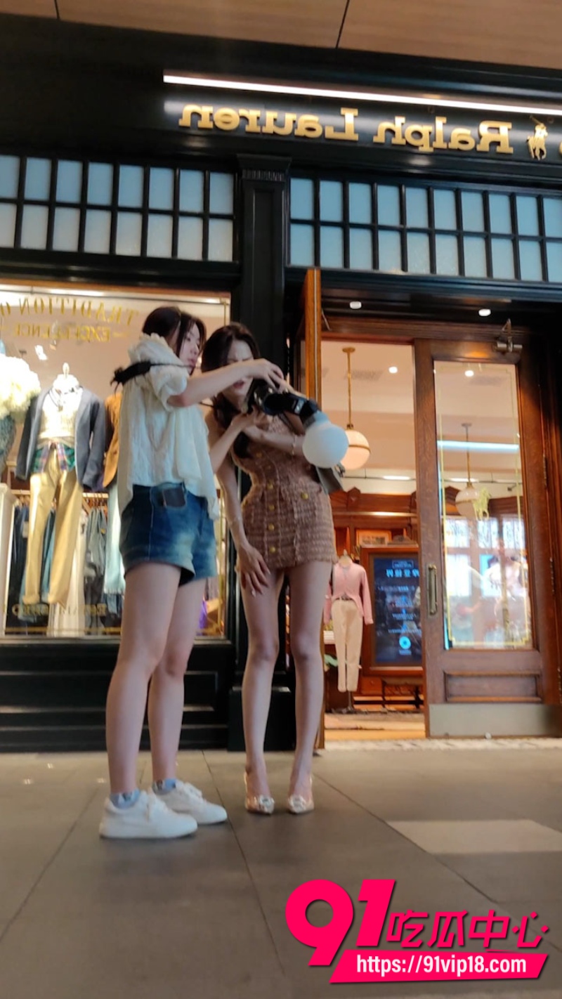 抄底大神街头尾随偷拍姐妹花裙底 美女白嫩蜜桃臀和内裤全部曝光