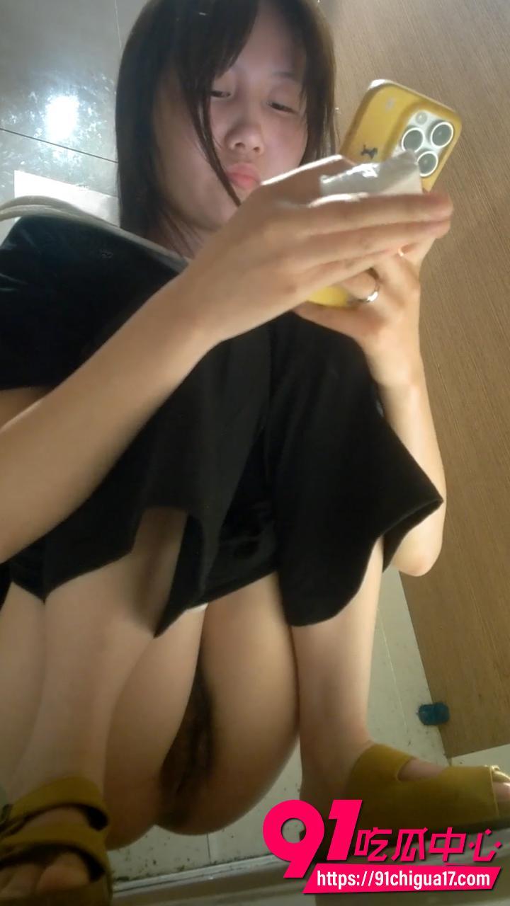 新流出酒吧女厕高清偷拍4