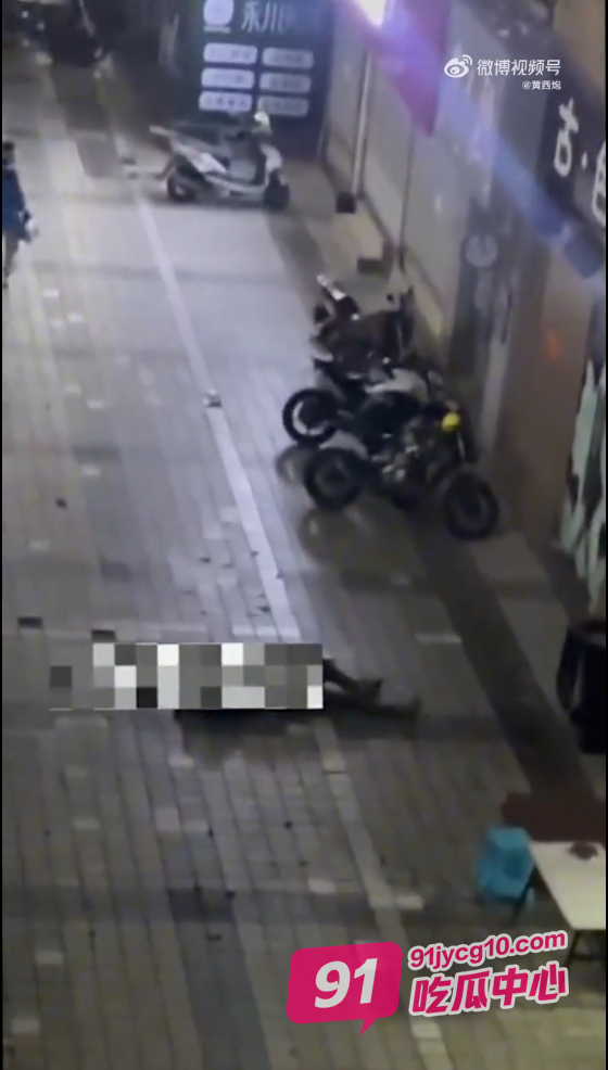 四川成都一男子偷拍女厕所 被发现后跳下楼 当场没动静！ 配图2