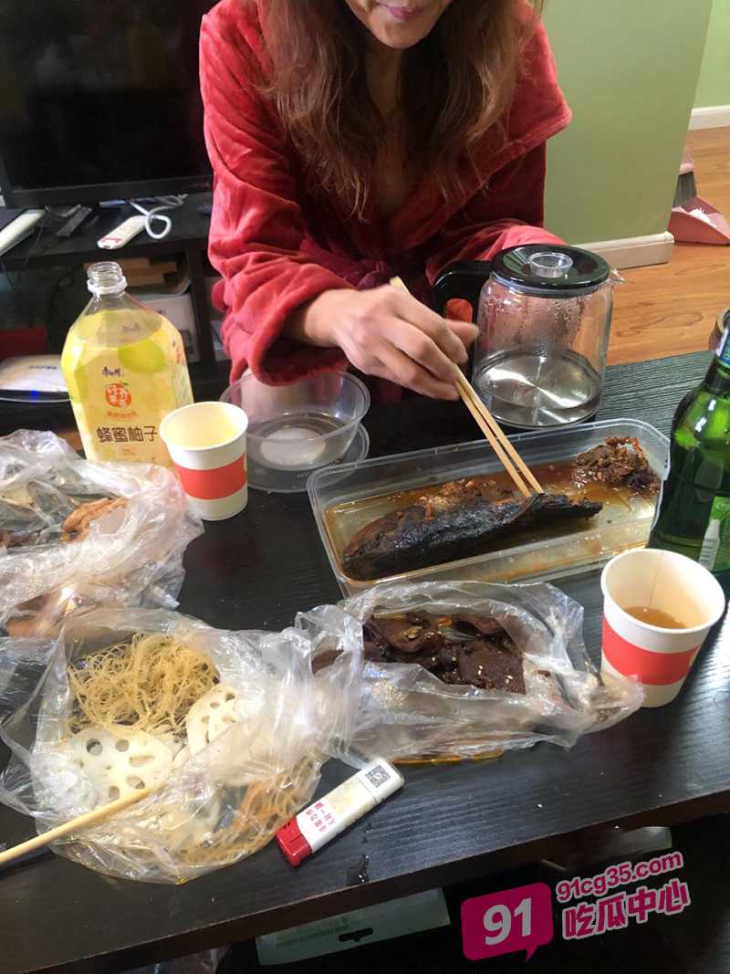 海角母子乱伦～大孝子舍不得老妈忍受寂寞 “妈妈 我来满足你吧” 配图3